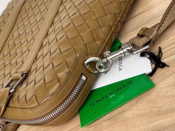 bo*te*ga Ve*ne*ta slim intrecciato briefcase