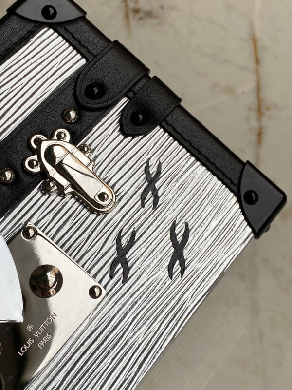 l0*is V*t0n petite malle