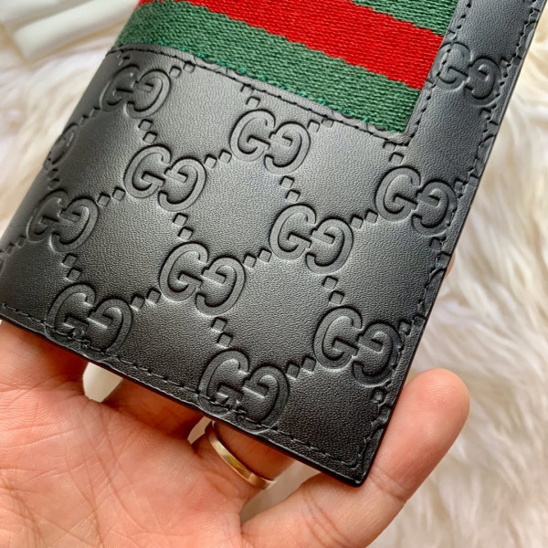G*u*i long wallet