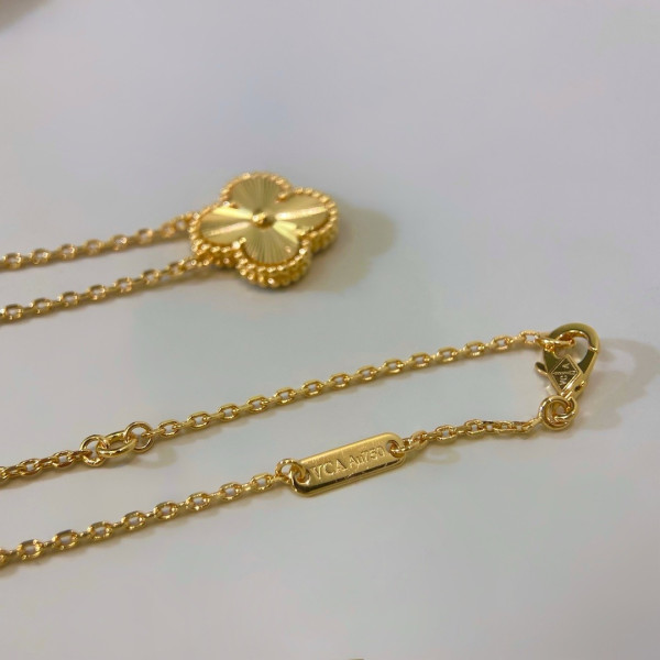 V*N CL*F & arpels  perlée necklace