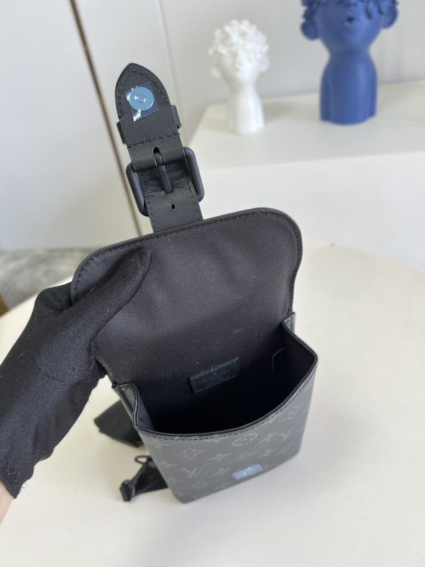 l0*is V*t0n saumur slingbag