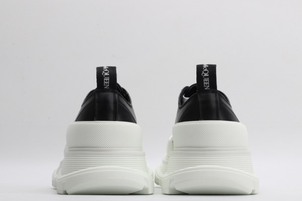 ale*d*r M*Q*en tread slick lace up