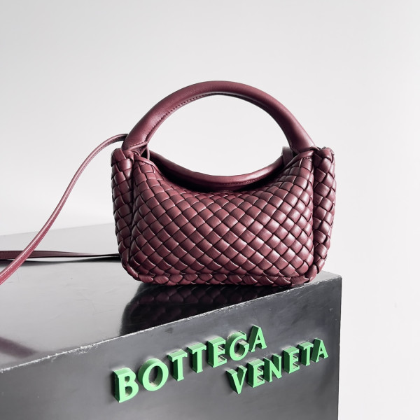 bo*te*ga Ve*ne*ta mini cobble top handle