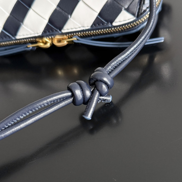 bo*te*ga Ve*ne*ta concert pouch